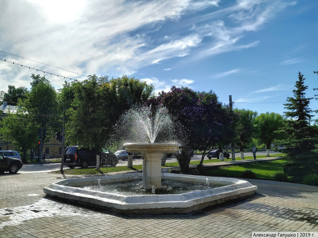 В Кирове снесли фонтан у ОЦМ почти с вековой историей