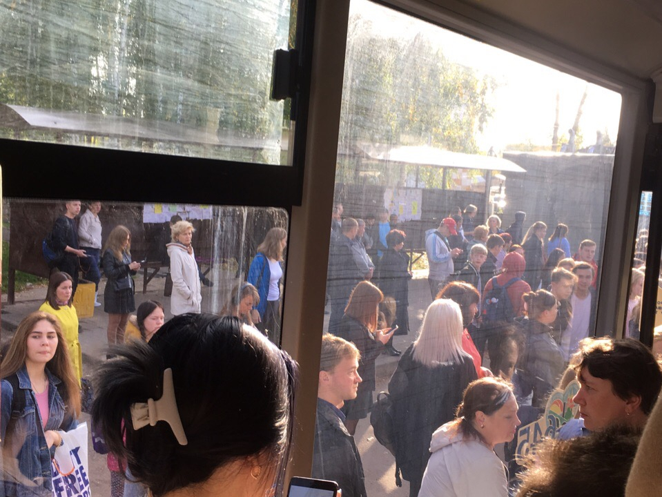 Фото дня: 50 человек ждали автобус на остановке в Кирове