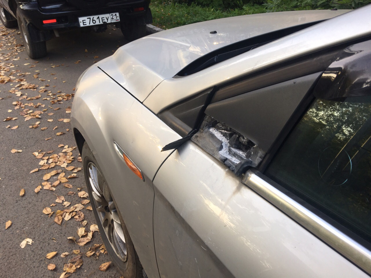 В Нововятске вандал изуродовал машины на парковке
