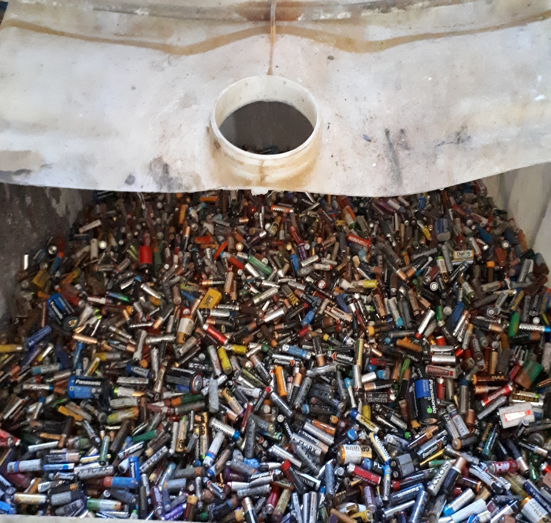 Из Кирова вывезли 3 тонны батареек, которые хранили почти год