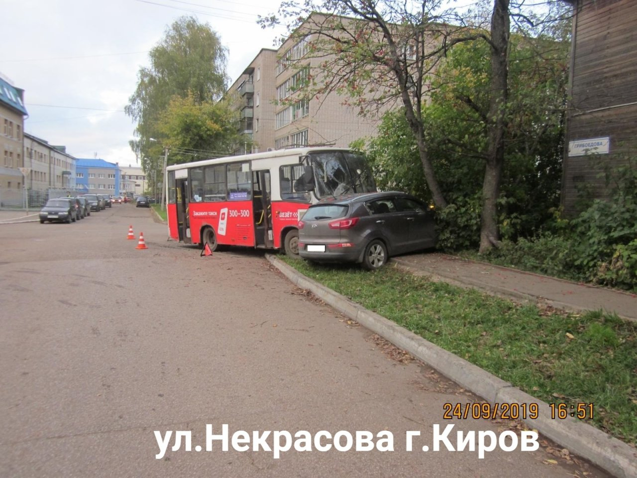Сбил пешехода и снес иномарку в дерево: в Кирове произошло два ДТП с автобусами