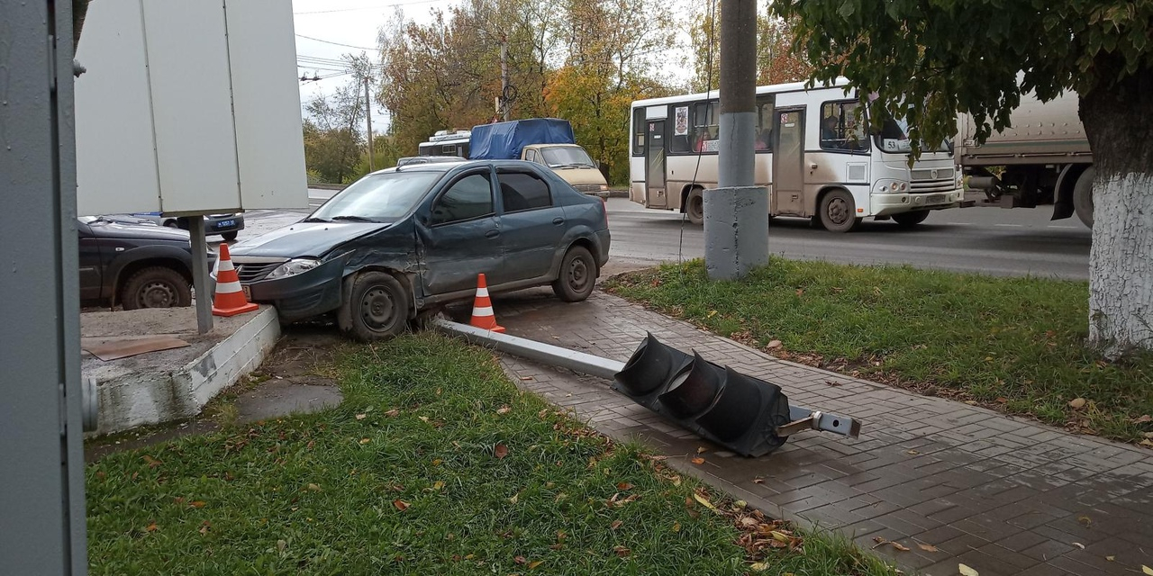 За день в Кирове водители повредили два светофора