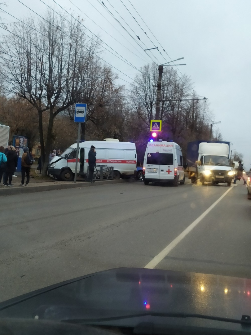 В Кирове нарушитель ПДД не пропустил машину скорой: есть пострадавшие