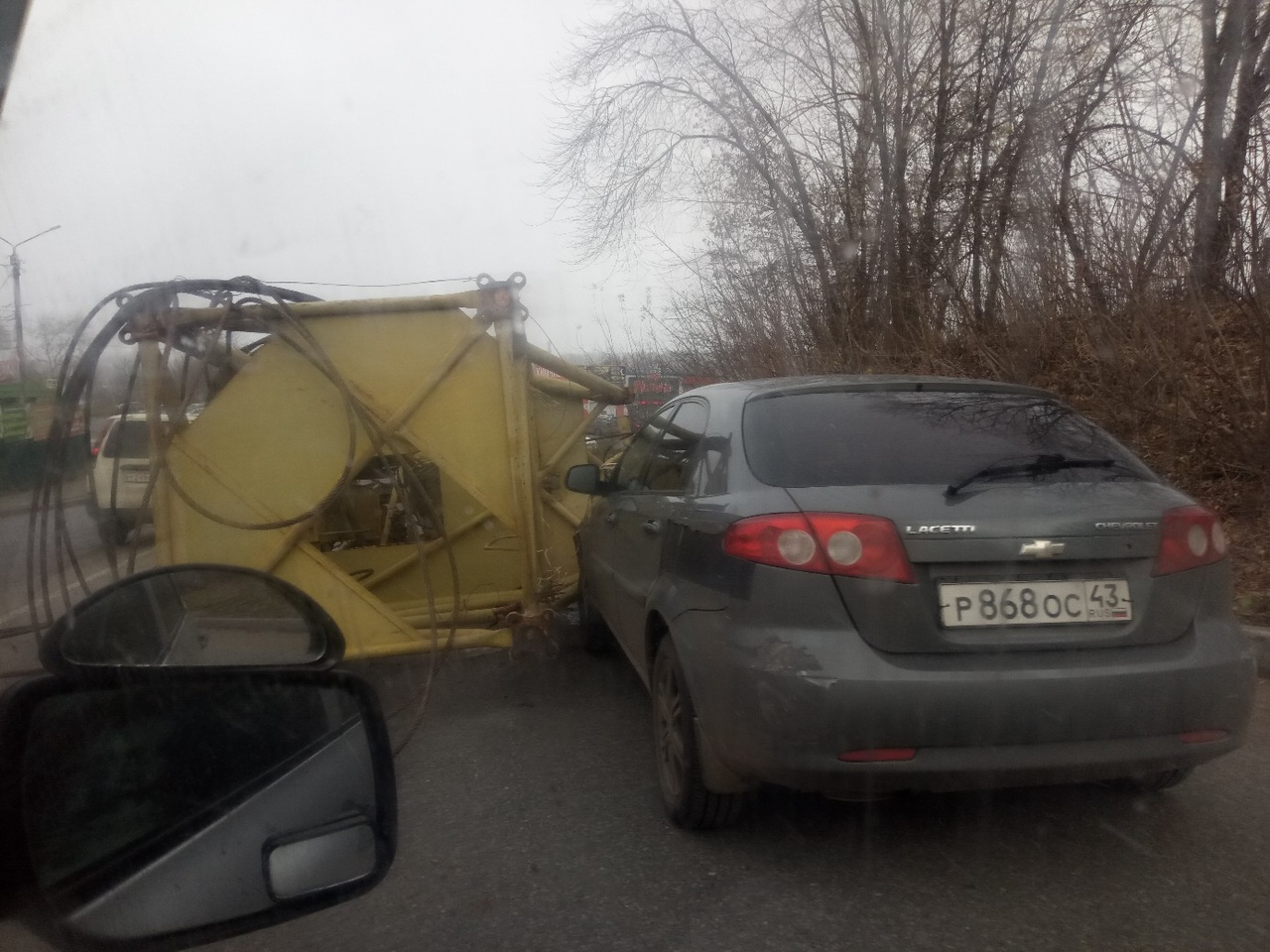В Кирове на иномарку упал кран с проезжавшего грузовика