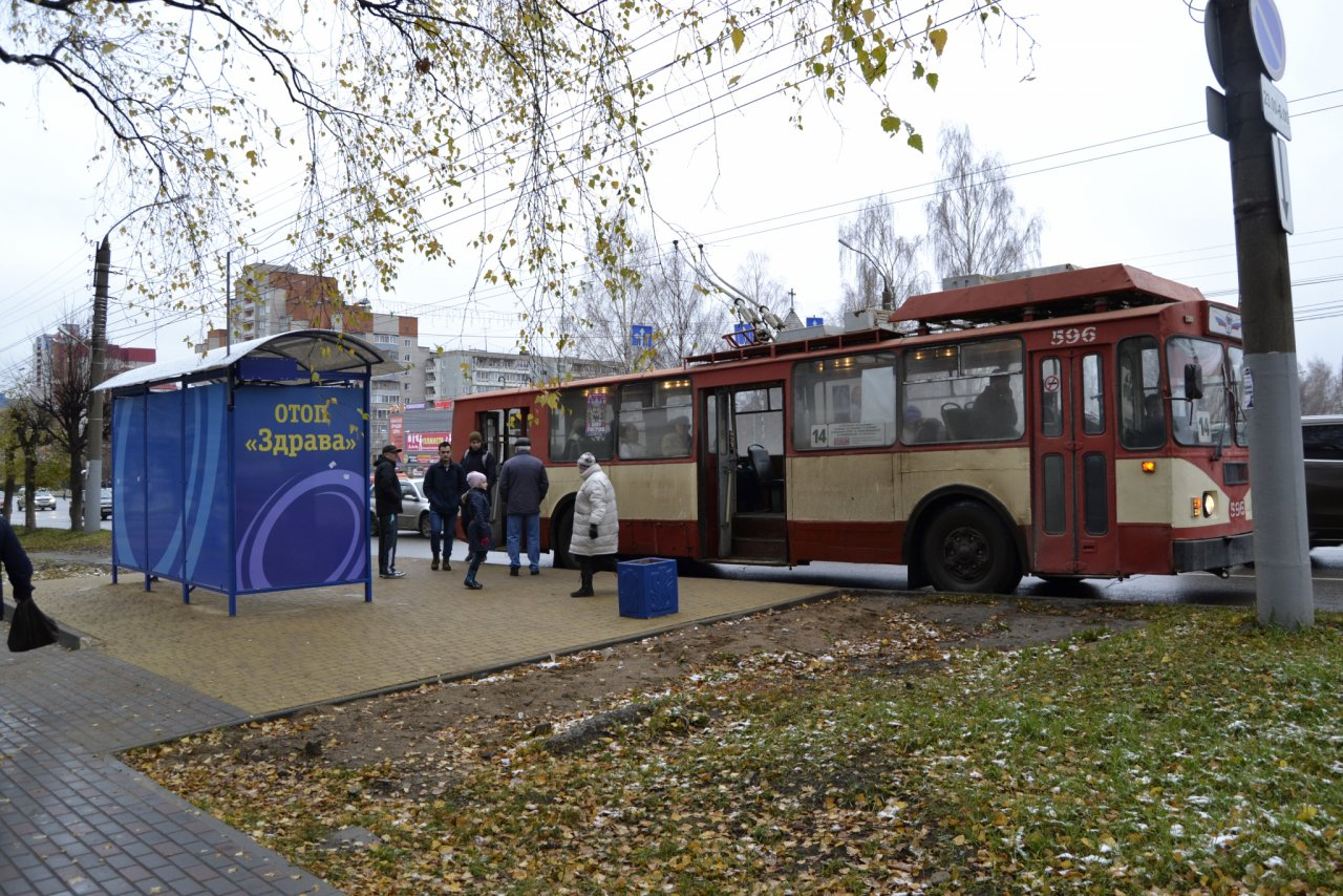 В Кирове установили первый фирменный остановочный павильон «Здрава»