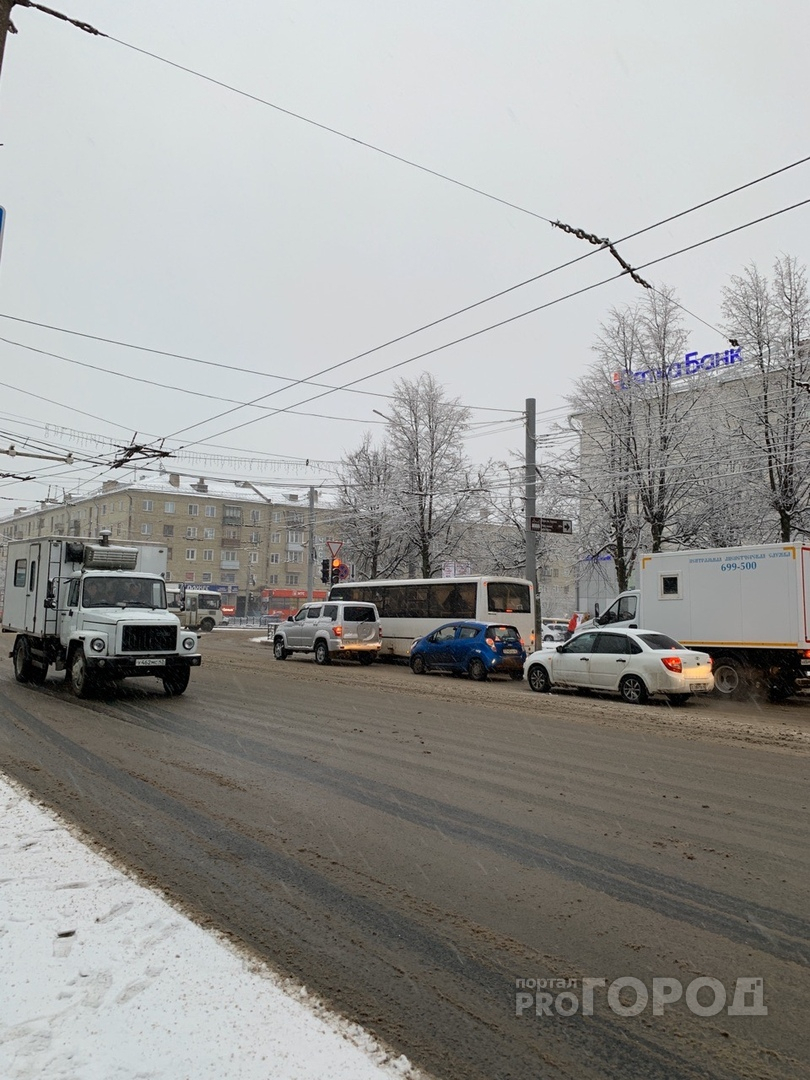 Дорожники отчитались об уборке улиц после утреннего снегопада в Кирове
