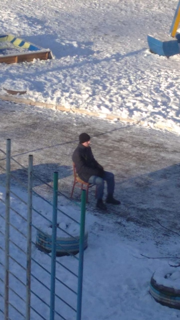 «Кировский детсад № 63 охраняет сидящий на морозе мужчина»: родители детей пожалели сотрудника