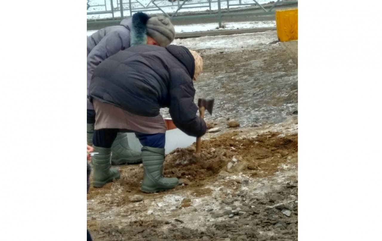 Фото дня: кировские бабушки с топорами вышли на борьбу с гололедом