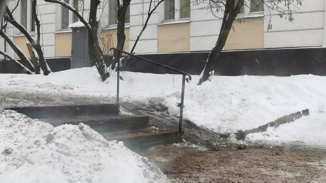 На улице Ленина почистили лестницы после жалобы губернатору на "прямой линии"