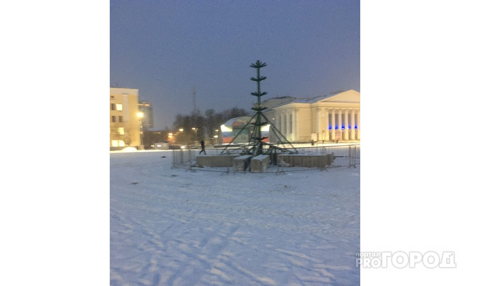 Фото: в Кирове началась установка елки на Театральной площади