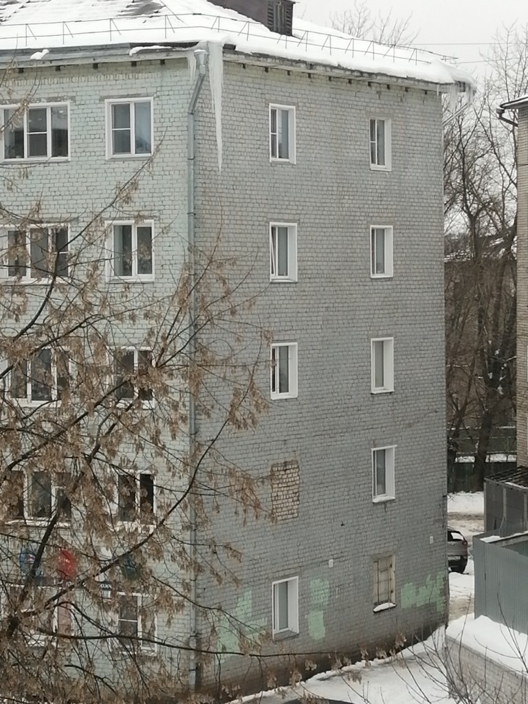 "Остается ждать трагедии": в Кирове с крыш жилых домов свисают снежные глыбы