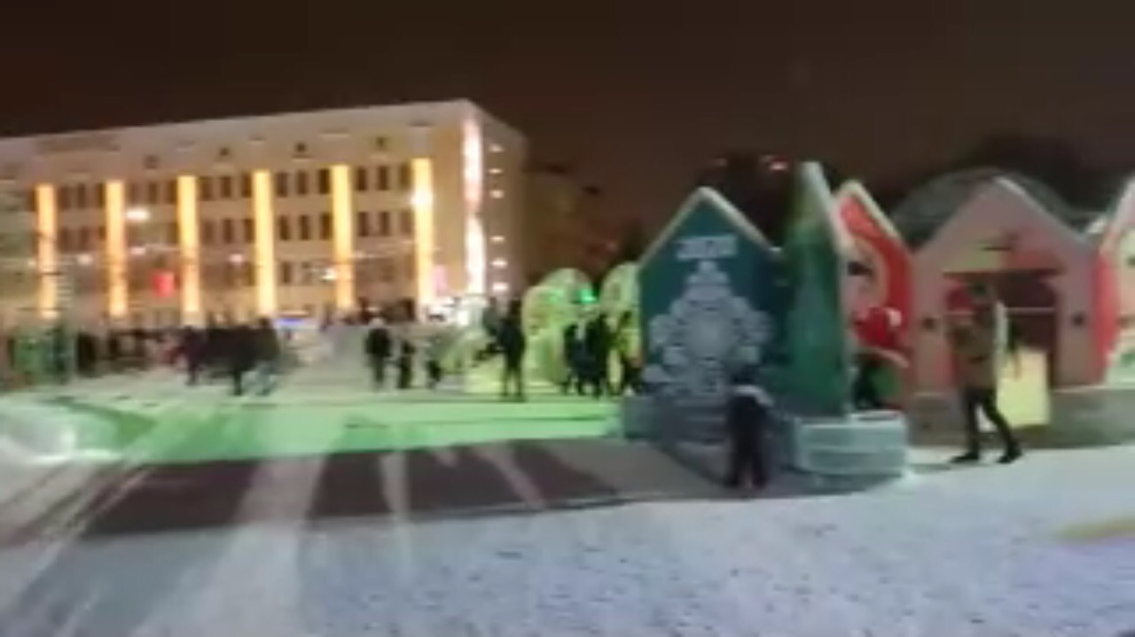 "Верните новогоднюю сказку": кировчане жалуются на отсутствие освещения на Театралке