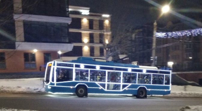 Фото дня: по Кирову ездит новогодний троллейбус, украшенный светодиодами