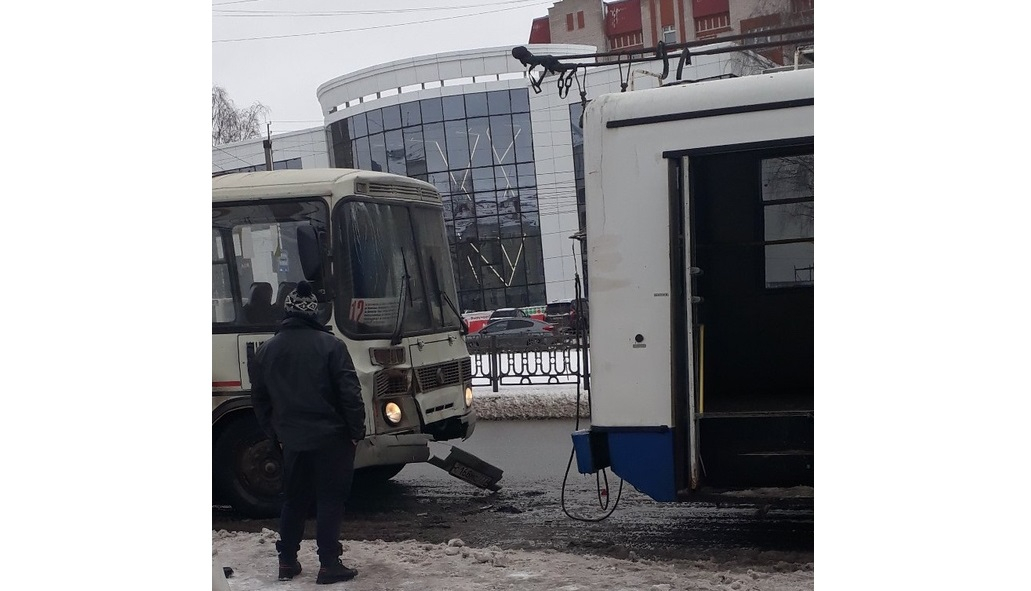 В Кирове автобус № 12 влетел в троллейбус: пострадала женщина-пассажир