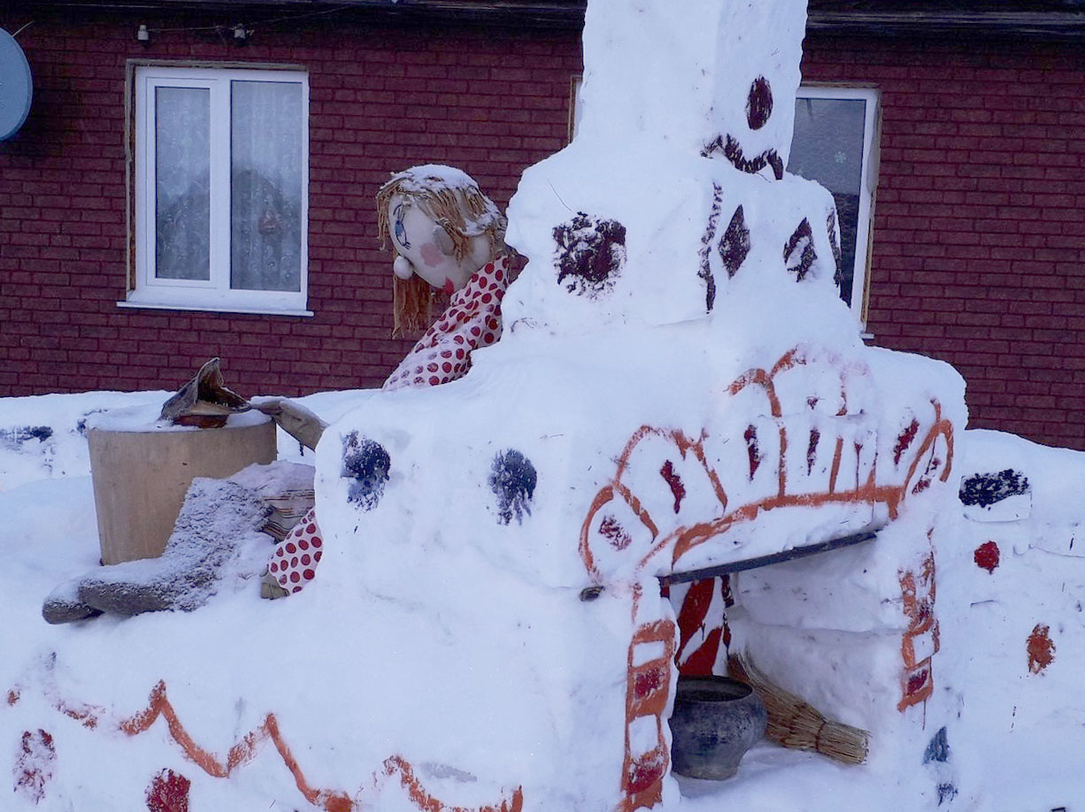 Сказочные персонажи и Дед Мороз: жители Кировской области необычно украсили свои дома
