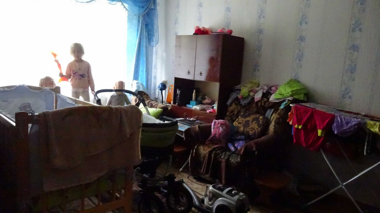 Известны подробности про мать, которая заперла двух малышей в доме в Куменском районе