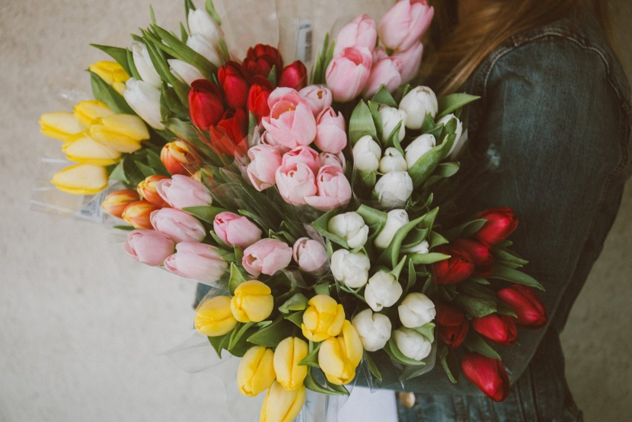 Букет тюльпанов и что-то еще: чего хотят кировчанки в главный женский праздник