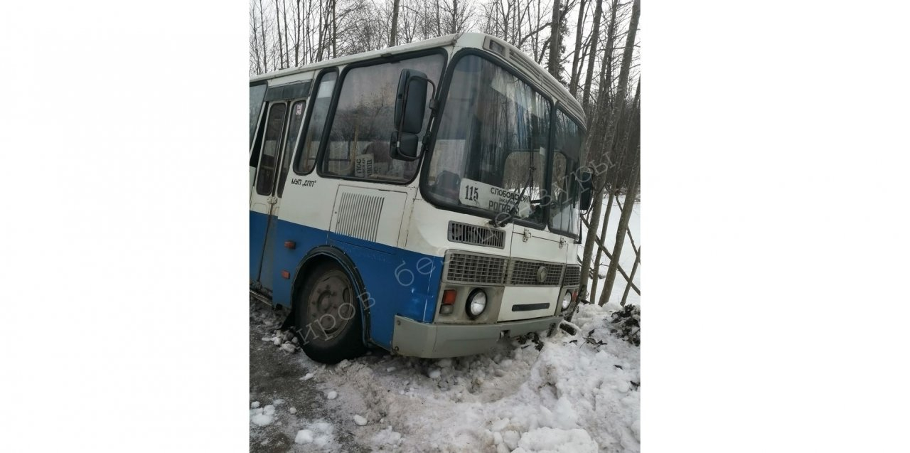 «Пассажиров забирали попутки»: в Слободском районе рейсовый автобус вылетел в кювет