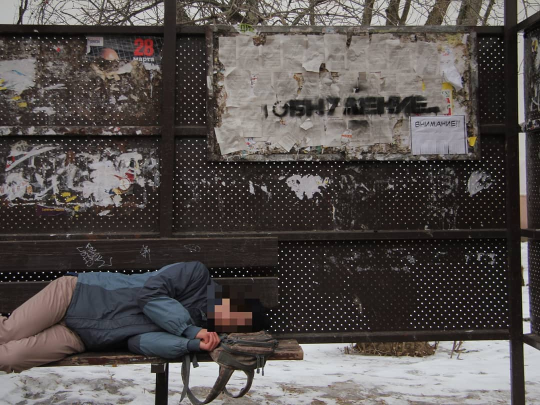 Фото дня: в Кирове автобусную остановку превратили в политический арт-объект