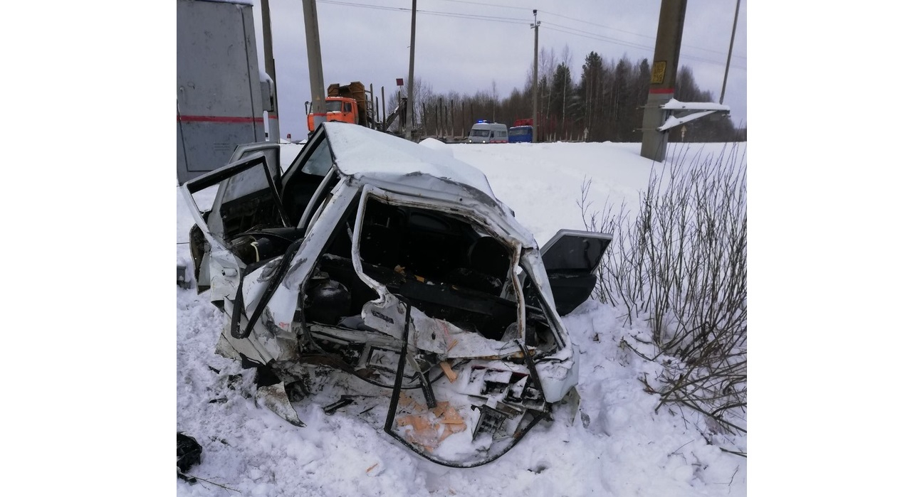 Утром в Кировской области ВАЗ выехал под поезд: погиб человек