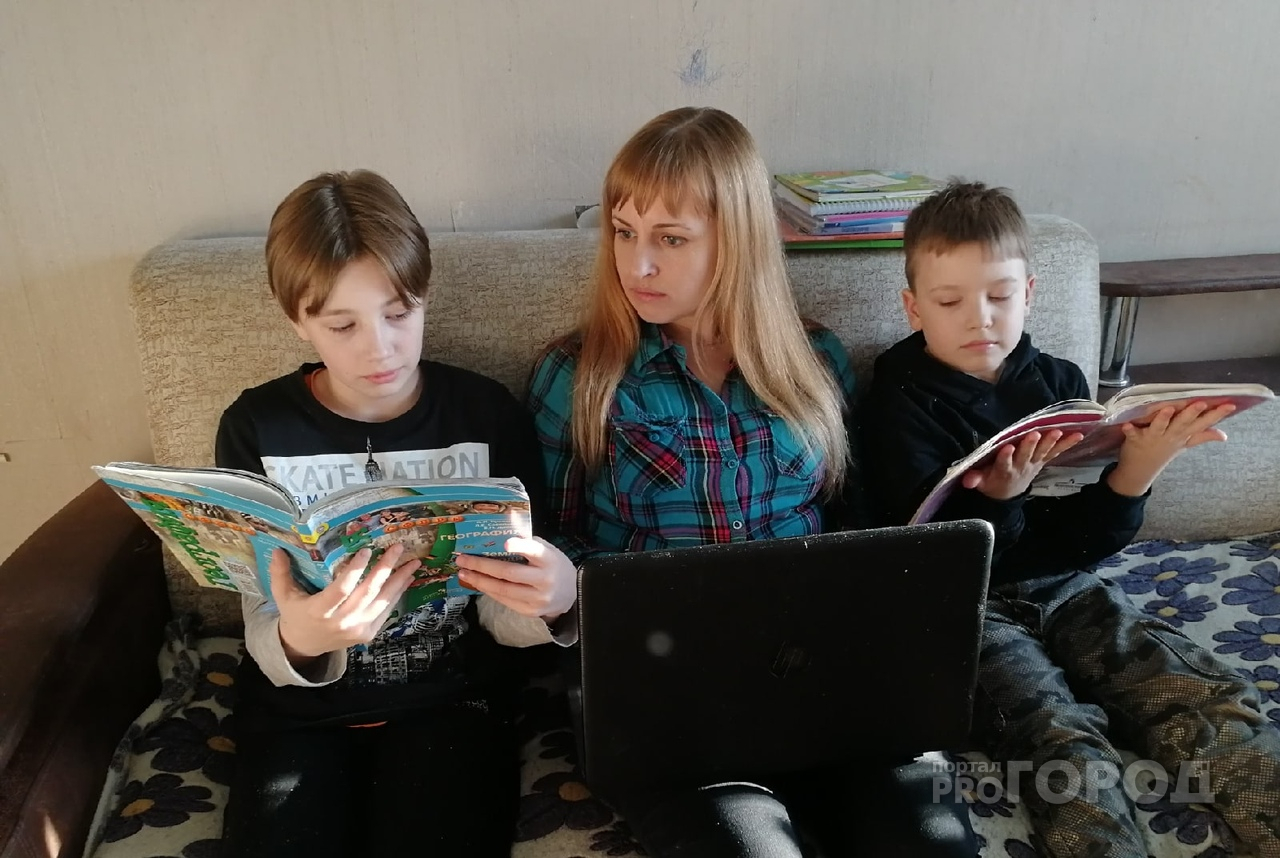 Фотоотчеты и дележка ноутбука: как проходит дистанционное обучение у кировских школьников