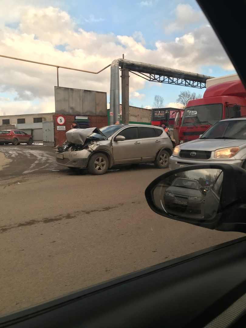 В Кирове водитель грузовика спровоцировал массовую аварию с  участием автобуса