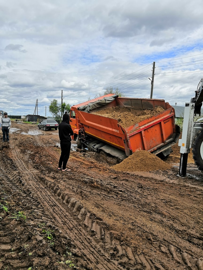 В грязи тонут грейдеры и мусоровозы: жители Садаковского жалуются на состояние дороги к домам