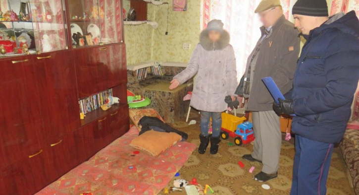 Вынесен приговор матери из Куменского района, которая оставила детей в доме без еды