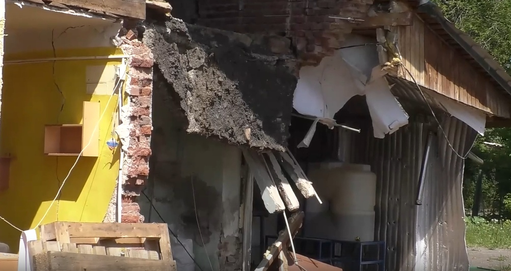В Кирове из-за коммунальных раскопок обрушилась стена дома