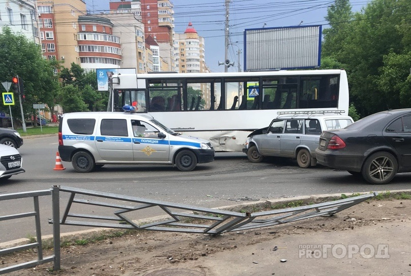 85-летний водитель ВАЗа спровоцировал массовое ДТП в центре Кирова