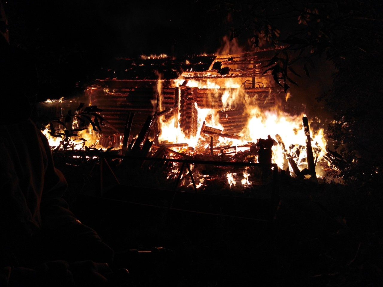 В Фаленках произошел серьезный пожар в частном доме: погибли трое