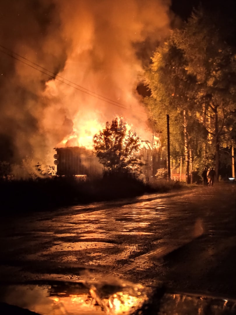 В Зуевке на глазах местных жителей полностью сгорел 4-квартирный жилой дом