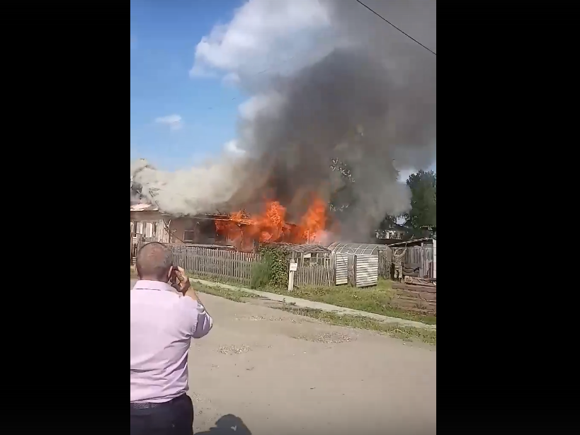 «Дом сгорел до приезда пожарных»: очевидцы о происшествии в Зуевке