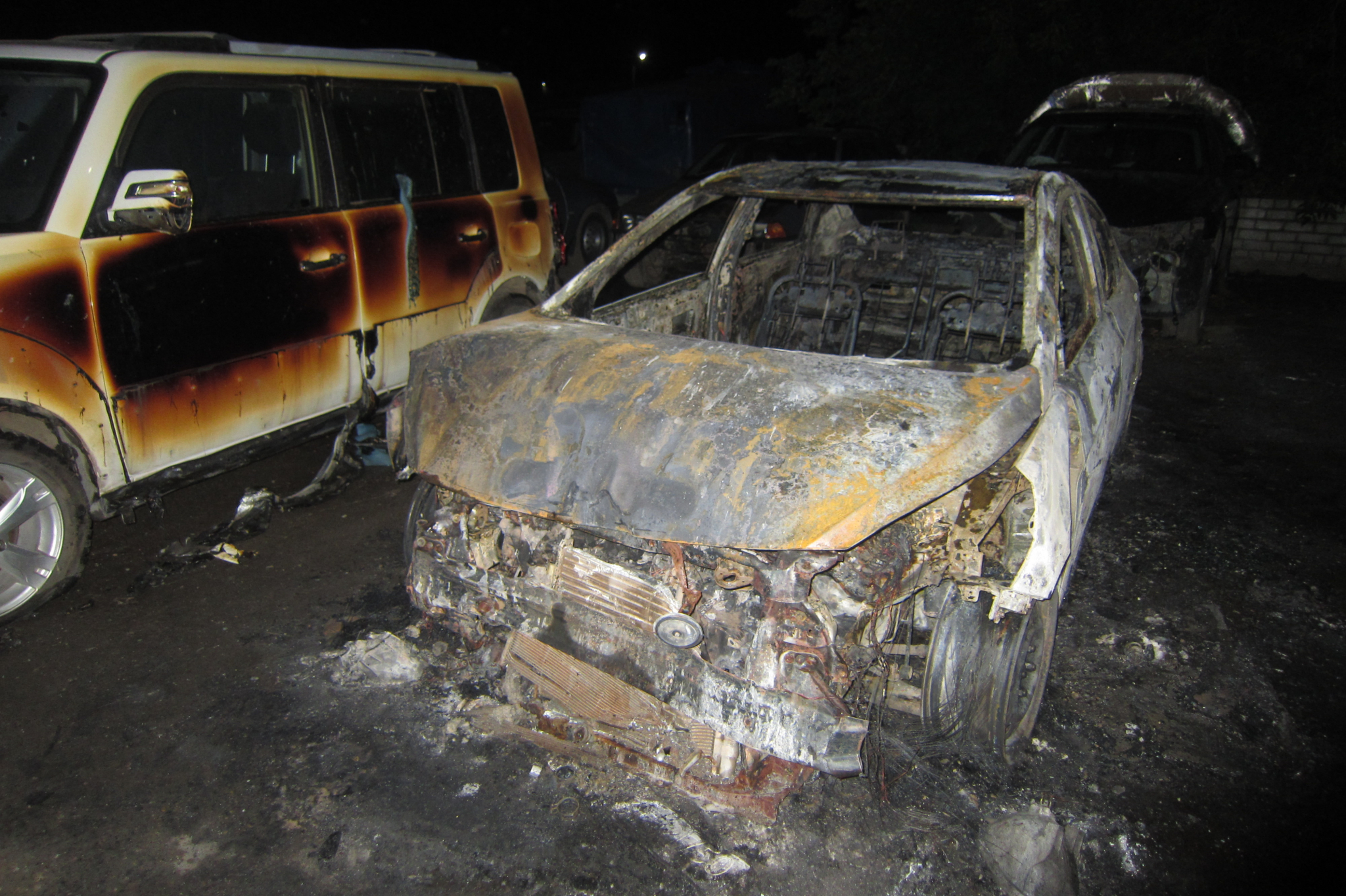 Крупный пожар в автосервисе на Щорса: две из семи пострадавших машин сгорели полностью