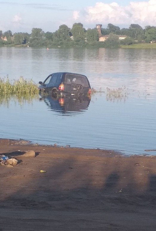 В Котельниче водитель на спор утопил в реке Вятке автомобиль