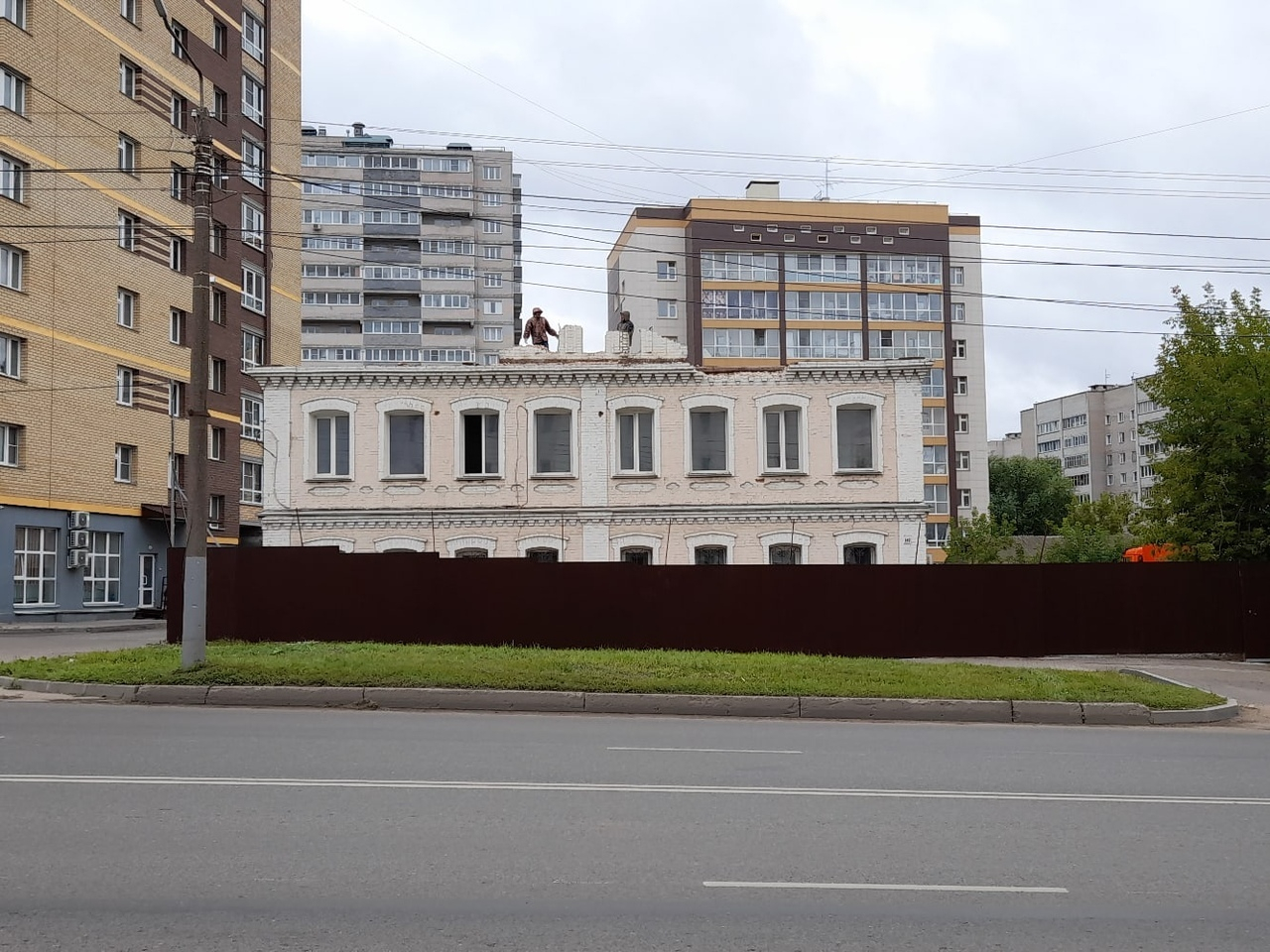 В Кирове начали разбирать крышу бывшего вытрезвителя в доме 19 века постройки