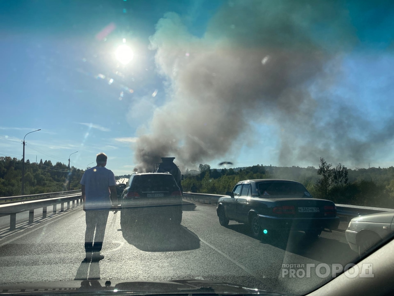 "Бушует огонь, очевидцы в панике": на новом мосту в Кирове горит машина