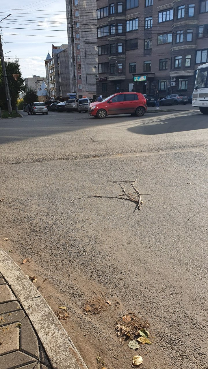 На перекрестке в центре Кирова машина врезалась в железный штырь