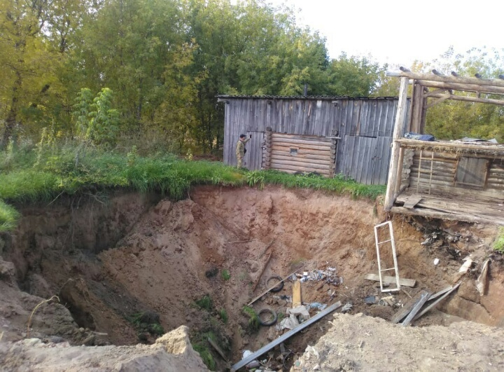 Вместо постройки осталась глубокая воронка: в Кировской области под землю провалился дом