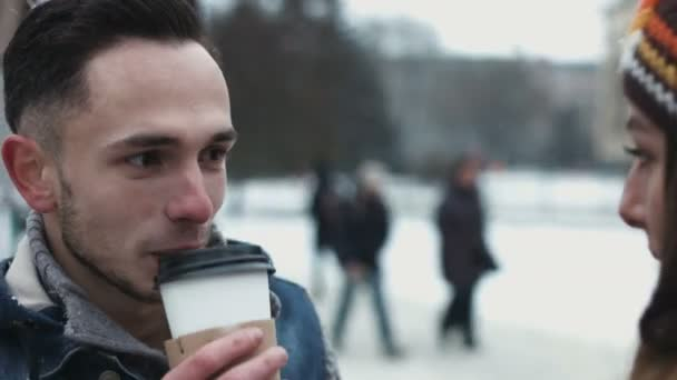 "Не пить кофе на улице": стоматолог рассказала, как не остаться без зубов в холода