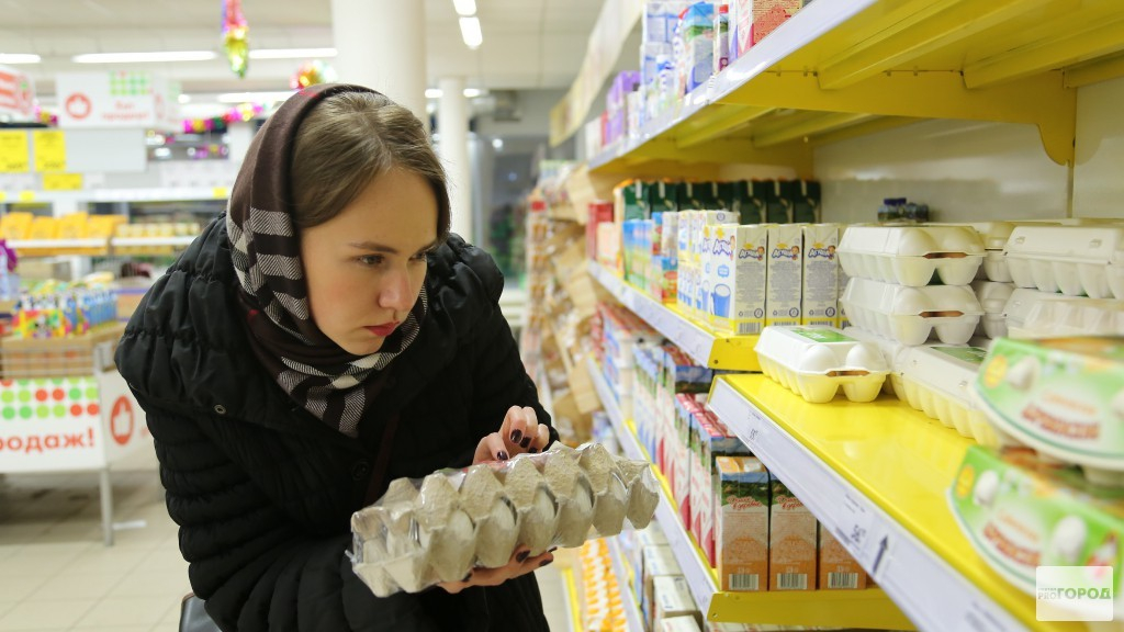 64% молодых семей в РФ могут позволить купить себе только еду и одежду