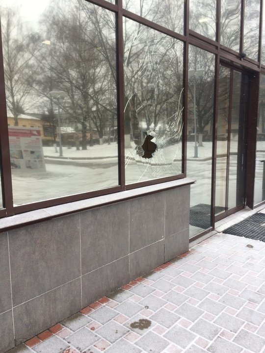 В здании правительства Кировской области вновь разбили окно