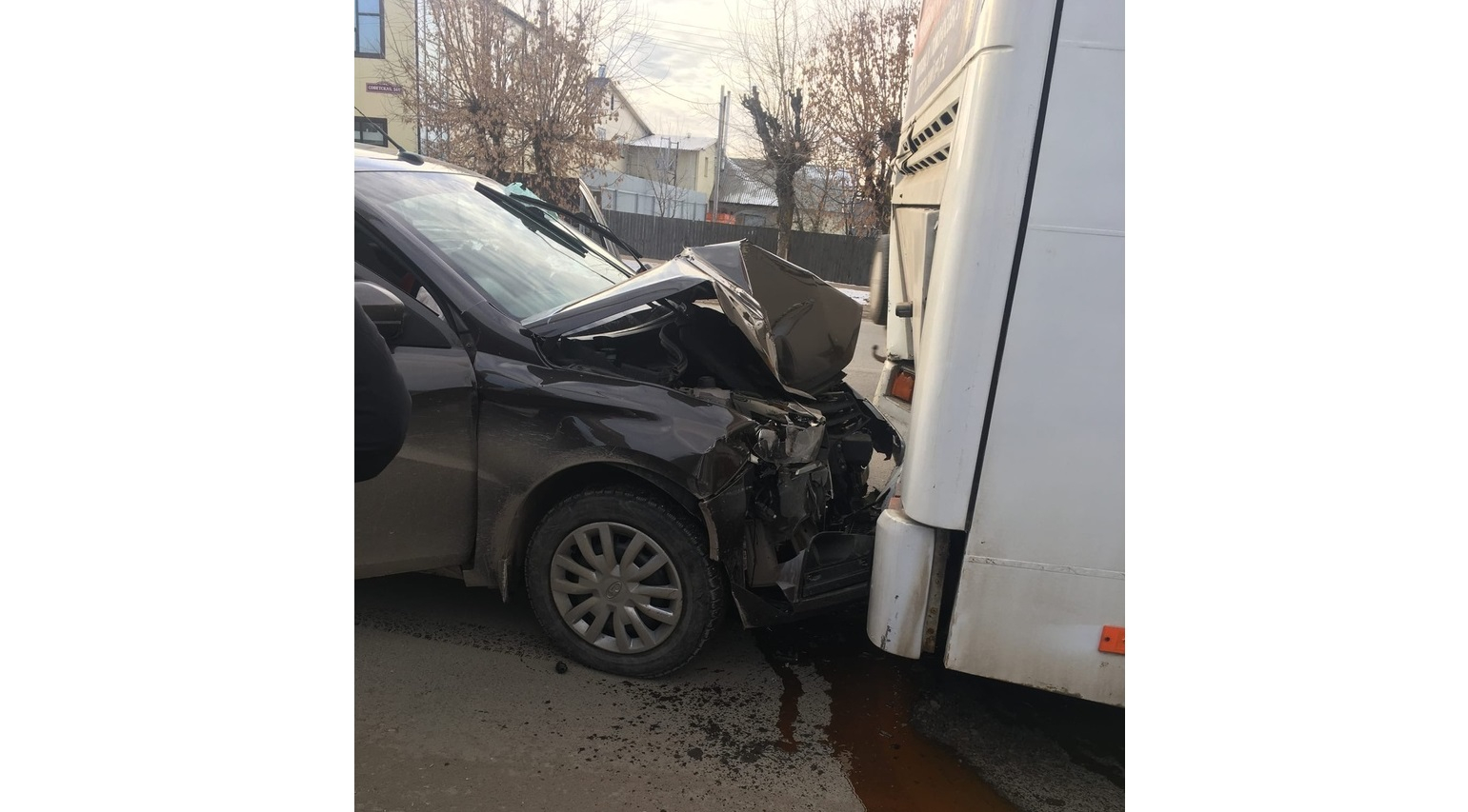 «У водителя «Весты» сломано 11 ребер»: очевидцы о ДТП с автобусом в Нововятске