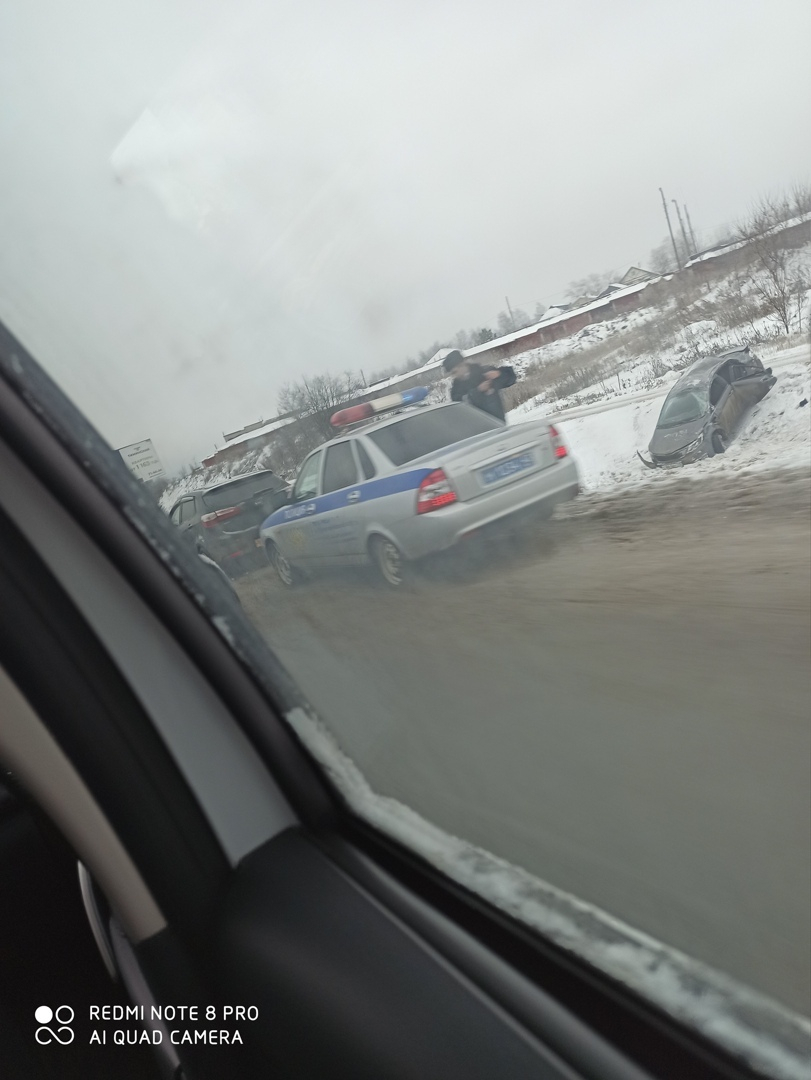 От удара вылетели с дороги: 3 человека получили травмы в ДТП на Дзержинского