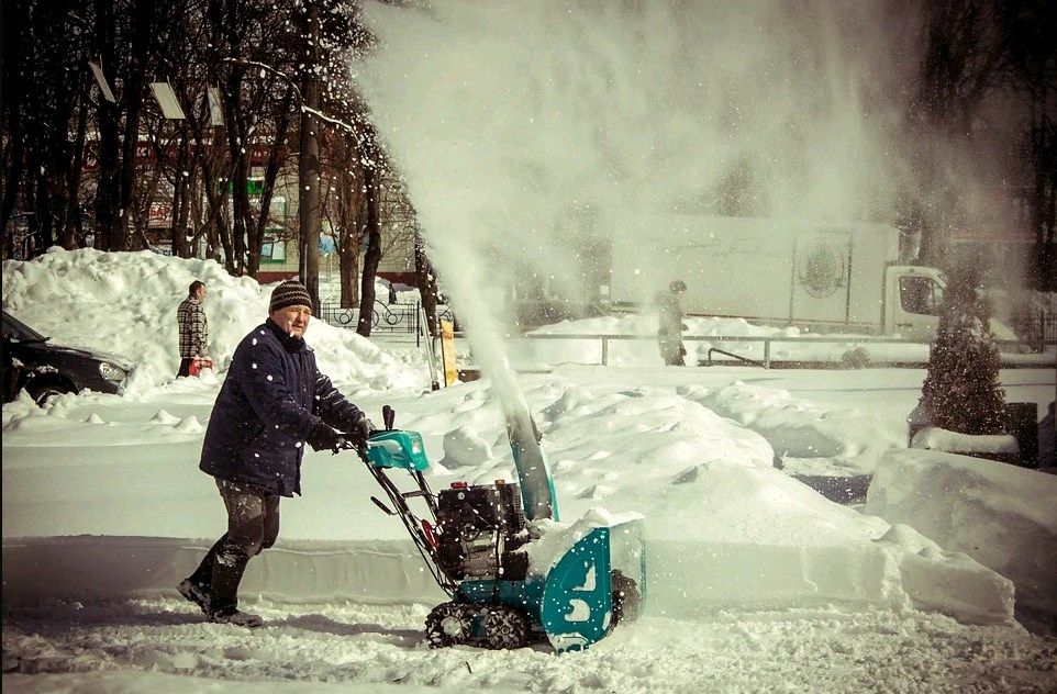 Какой снегоуборщик выбрать для уборки загородного дома?