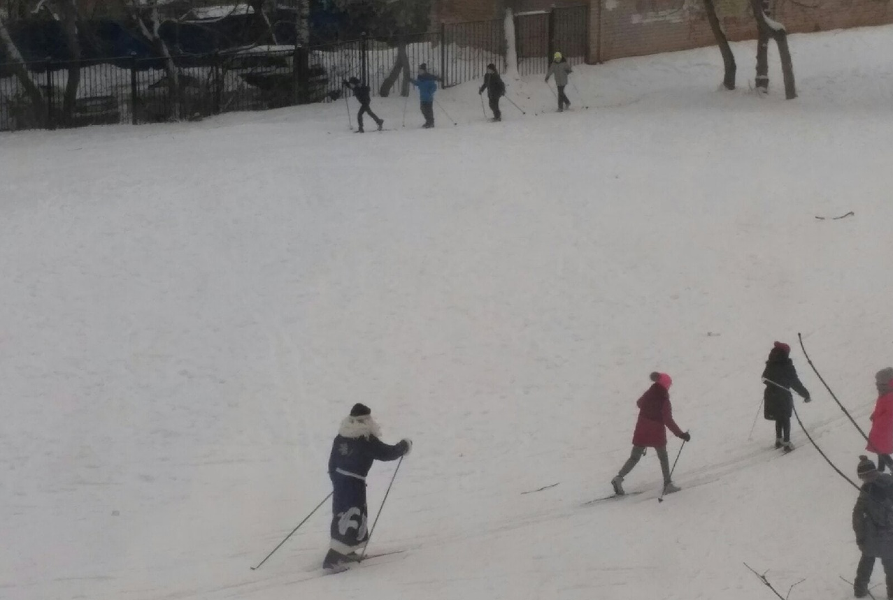 "Такую физкультуру дети не пропускают": в Кирове учитель катается на лыжах в костюме Деда Мороза