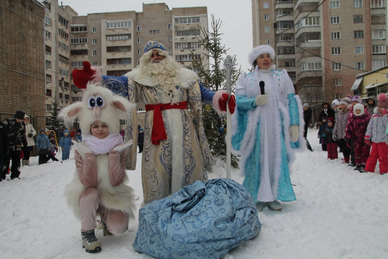 В четырех дворах Кирова прошли новогодние елки
