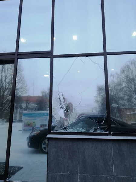 В окно здания правительства Кировской области запустили третий кирпич