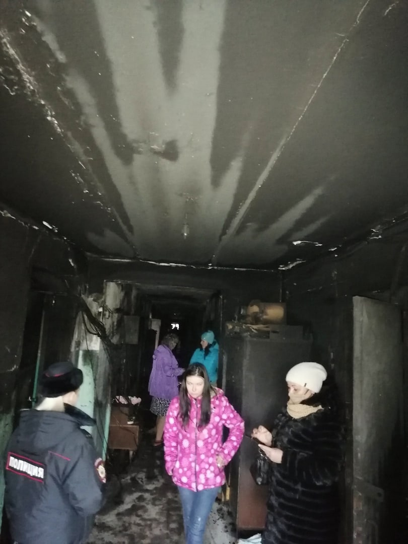 Из-за пожара в кировской коммуналке 5 семей вынуждены жить в обгоревших комнатах
