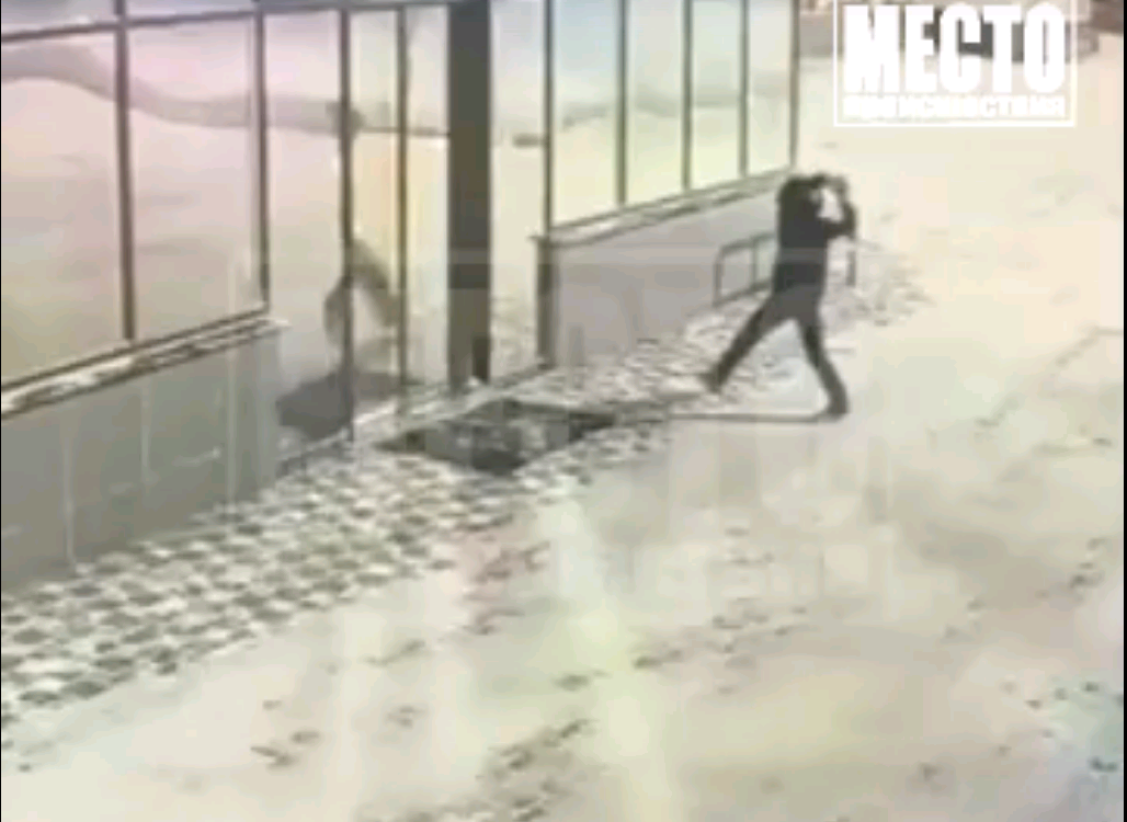 Появилось видео, как в Кирове в третий раз разбивают кирпичом окно правительства